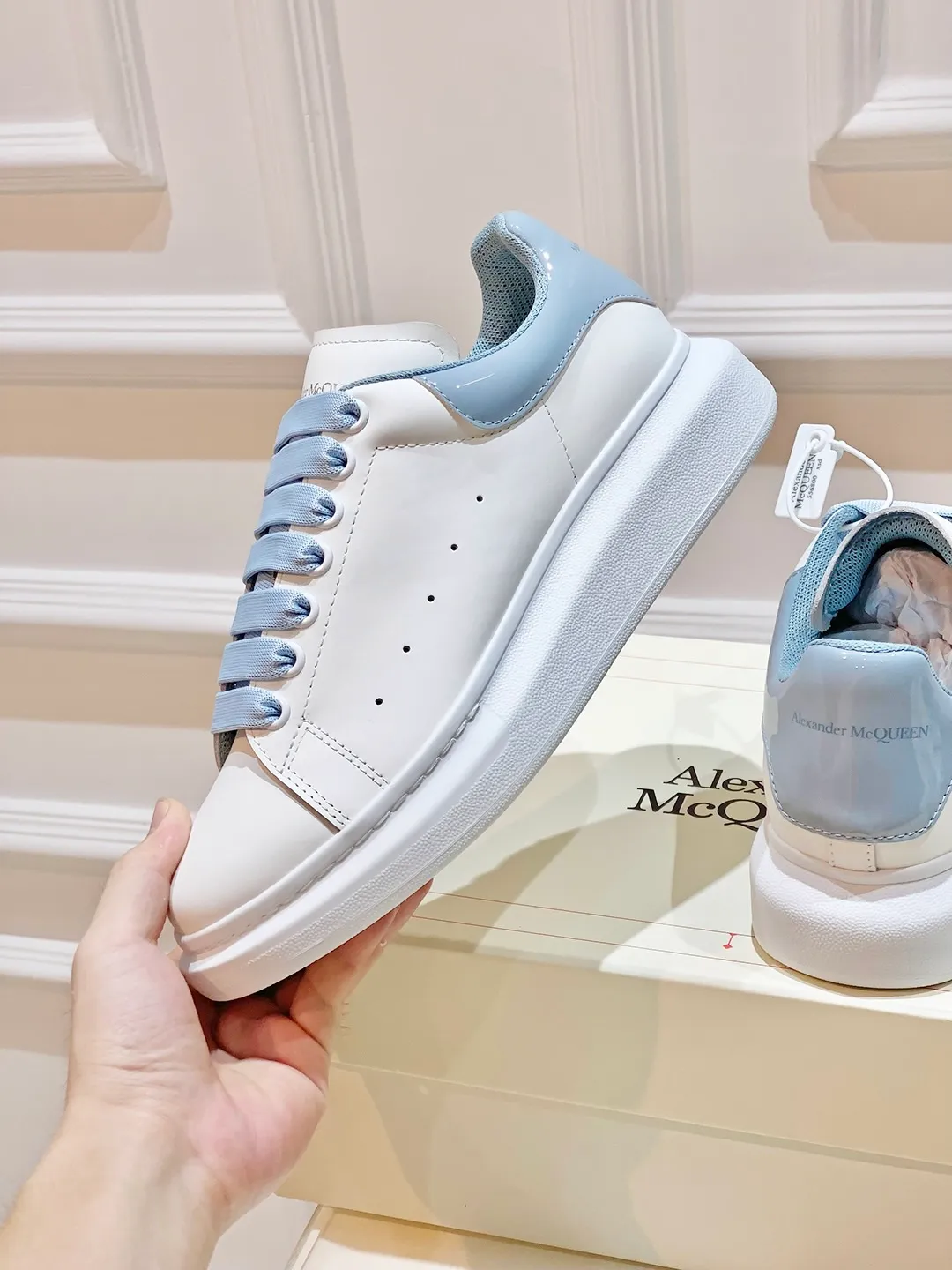 👟👟Ex-factory price 560👟👟 𝐀𝐥𝐞𝐱𝐚𝐧𝐝𝐞𝐫 𝐌𝐜𝐐𝐮𝐞𝐞𝐧A must-have for going out ~ full of confidence. McQueen white shoes are versatile and can instantly elongate your proportions. The long legs that fill the screen make you confident, sweet and cool, and can be controlled by both male and female gods, making you look better as you wear them. ⭐Shoe upper material: first-layer cowhide ⭐Shoe lining material: sheepskin ⭐Available sizes: 35-40, male 39-45 (female 40, male 45 customized)
